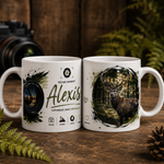 Cană personalizată pentru fotograf de natură de 330 ml, cu numele Alexis, obiectiv foto și cerb în pădure