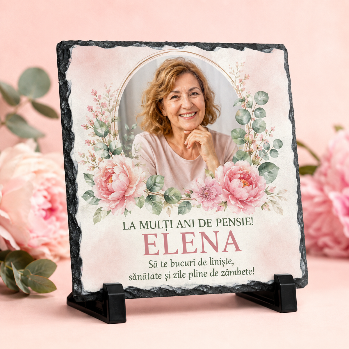 Placă ardezie personalizată pentru pensionare cu poză și flori roz – 20×20 cm