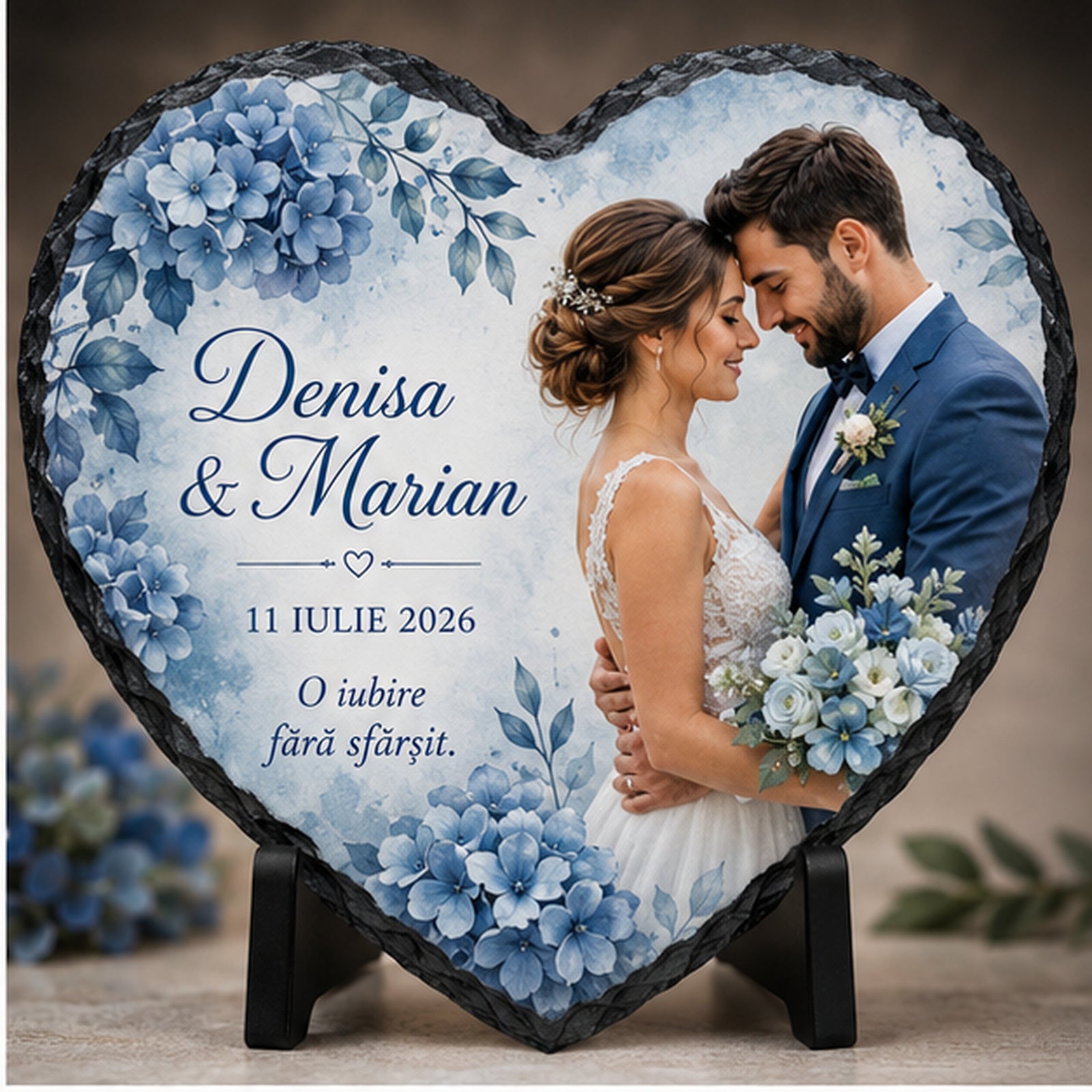 Placă de ardezie personalizată în formă de inimă pentru nuntă – hortensii albastre, fotografie și mesaj romantic