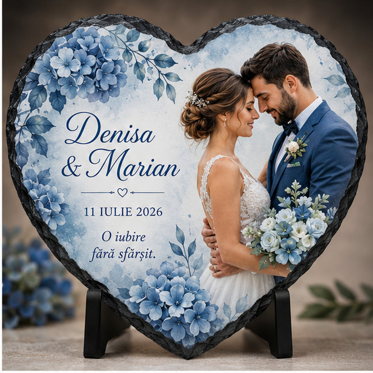 Placă de ardezie personalizată în formă de inimă pentru nuntă – hortensii albastre, fotografie și mesaj romantic