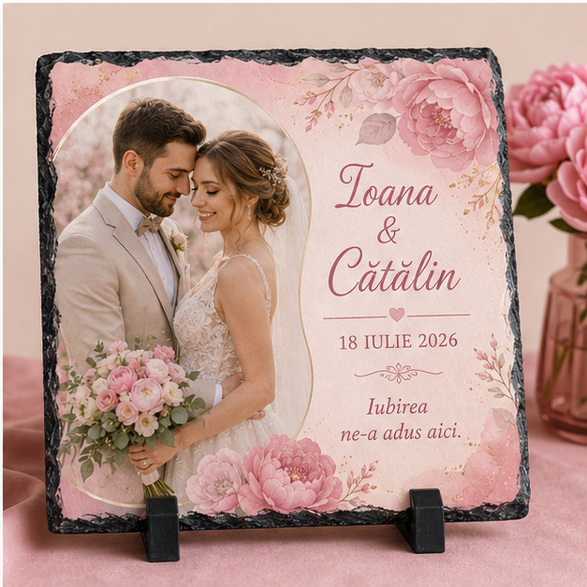 Placă de ardezie personalizată pentru nuntă – 20 × 20 cm cu fotografie, bujori roz și mesaj „Iubirea ne-a adus aici”