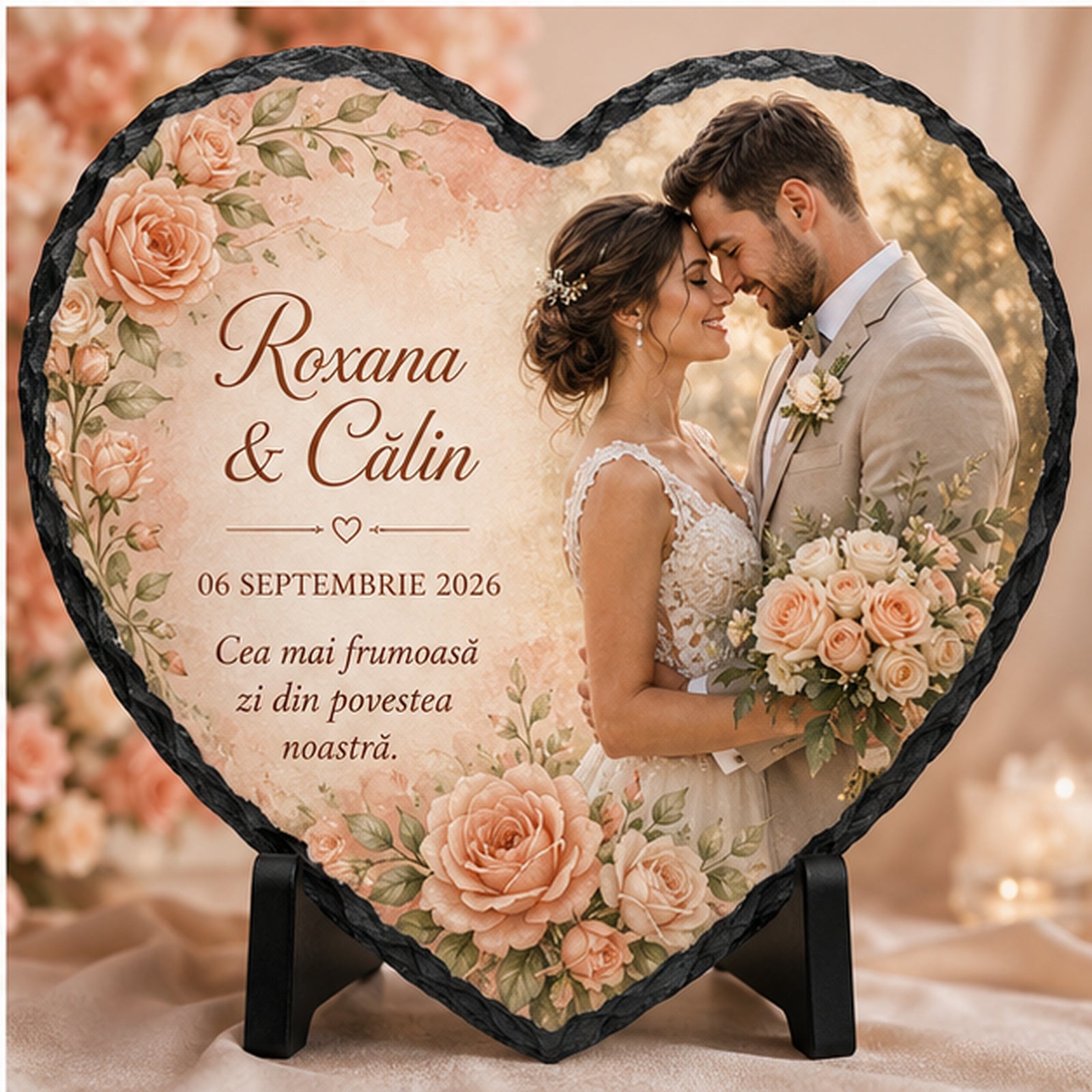 Placă de ardezie personalizată în formă de inimă pentru nuntă – trandafiri piersică, fotografie și mesaj romantic