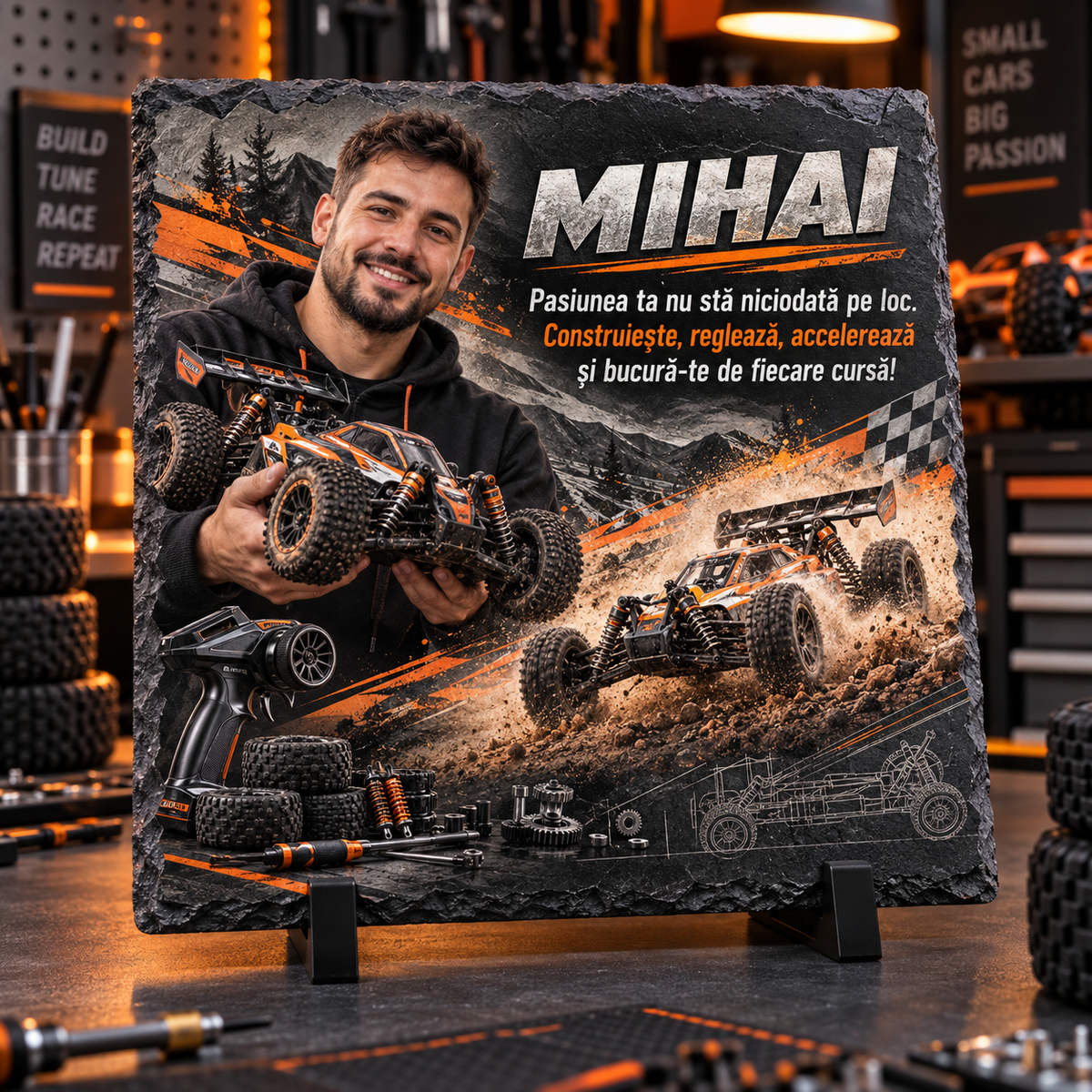 Placă ardezie personalizată 20×20 cm – Cadou pentru pasionații de mașini RC și modelism off-road