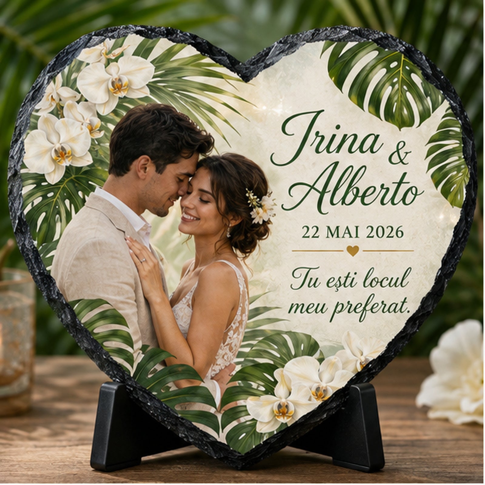 Placă de ardezie inimă personalizată pentru nuntă – Tropical Monstera & Orhidee