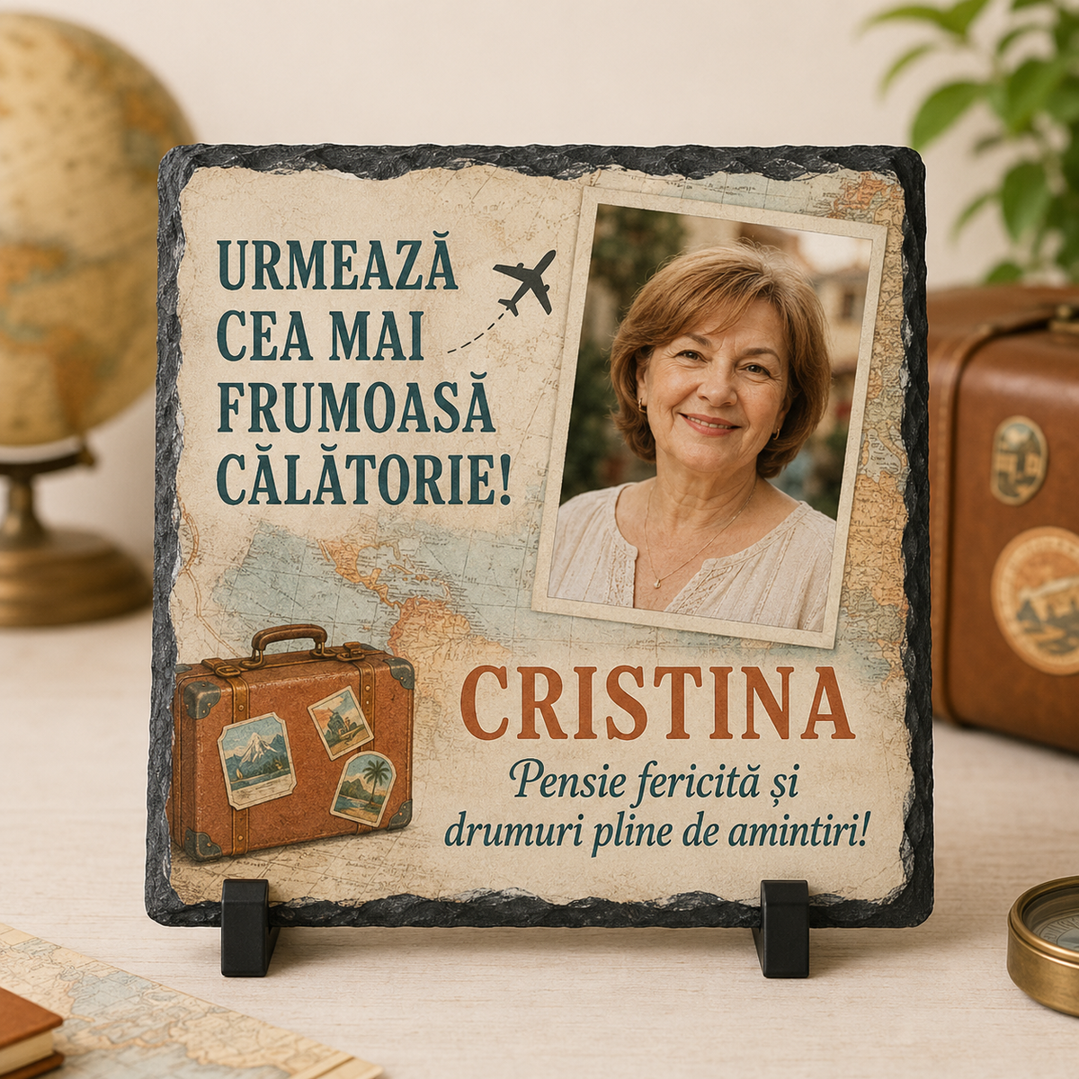 Placă ardezie personalizată 20×20 cm pentru pensionare – tematică de călătorii, fotografie și nume