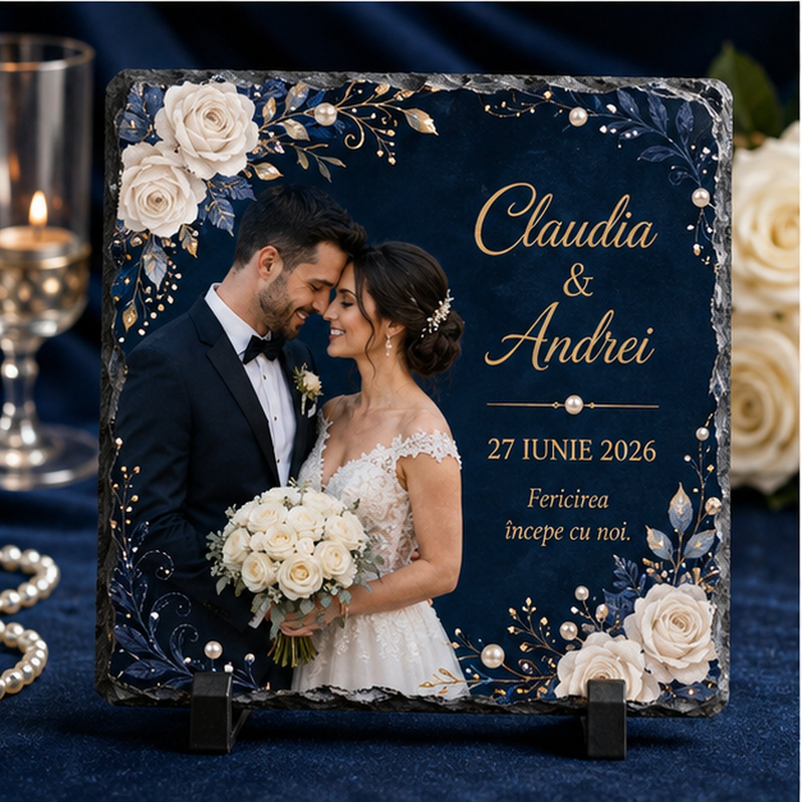 Placă de ardezie personalizată pentru nuntă – 20 × 20 cm, design royal blue cu trandafiri albi, perle și accente aurii