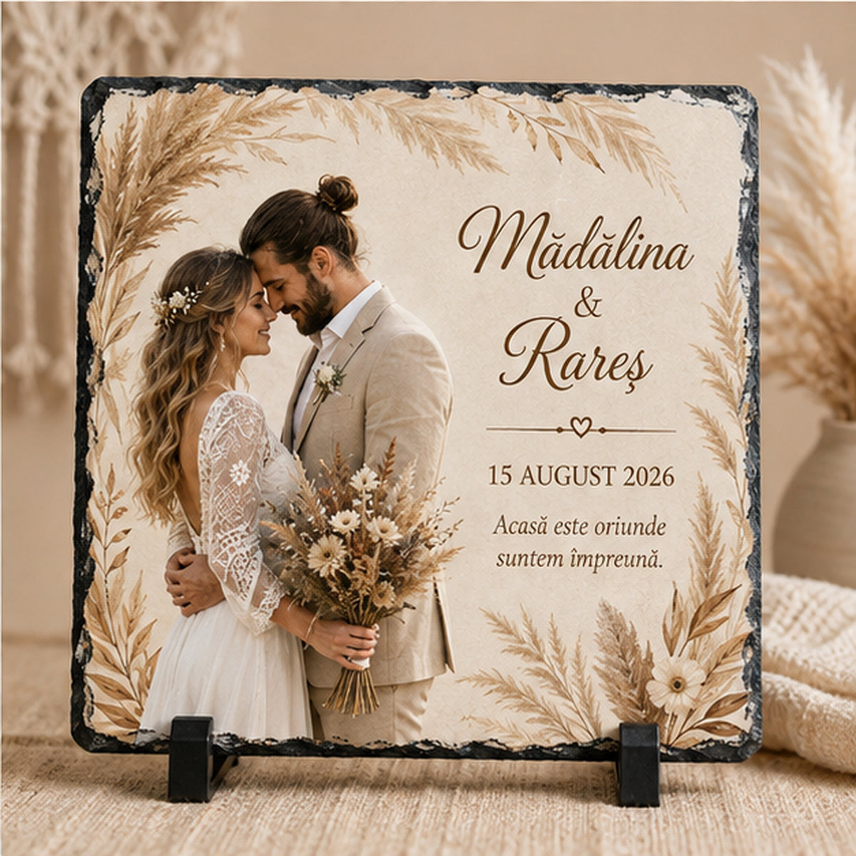 Placă de ardezie personalizată pentru nuntă – 20 × 20 cm, stil boho cu pampas, fotografie și mesaj „Acasă este oriunde suntem împreună”