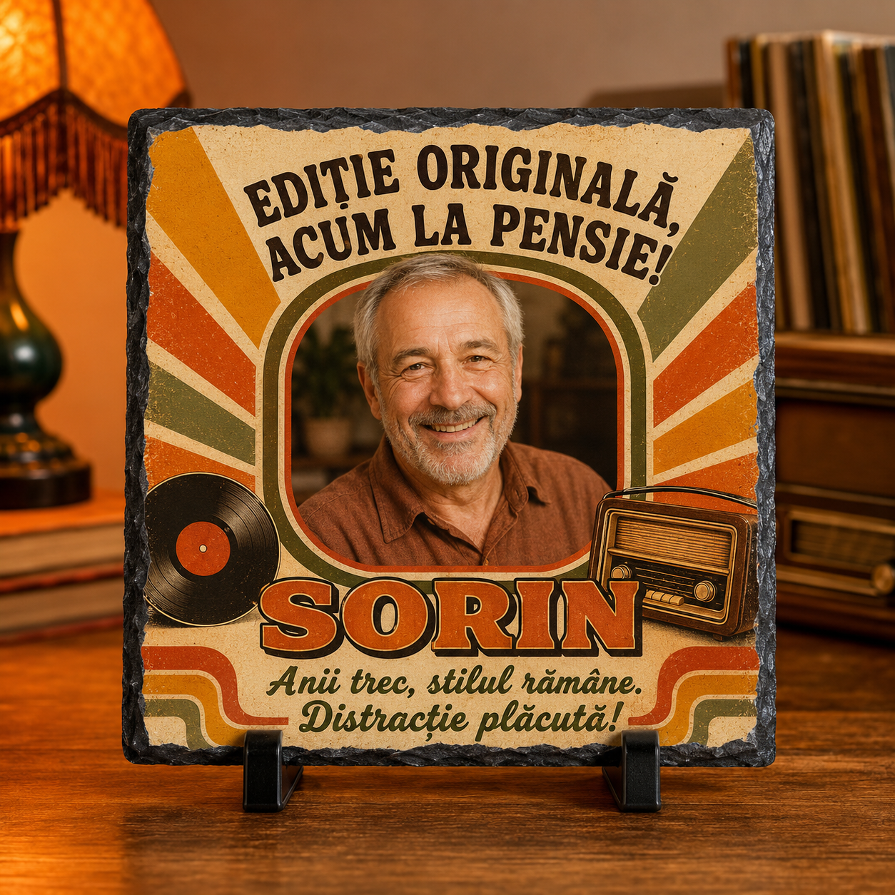 Placă ardezie personalizată 20×20 cm „Ediție originală, acum la pensie!” – Cadou retro cu fotografie