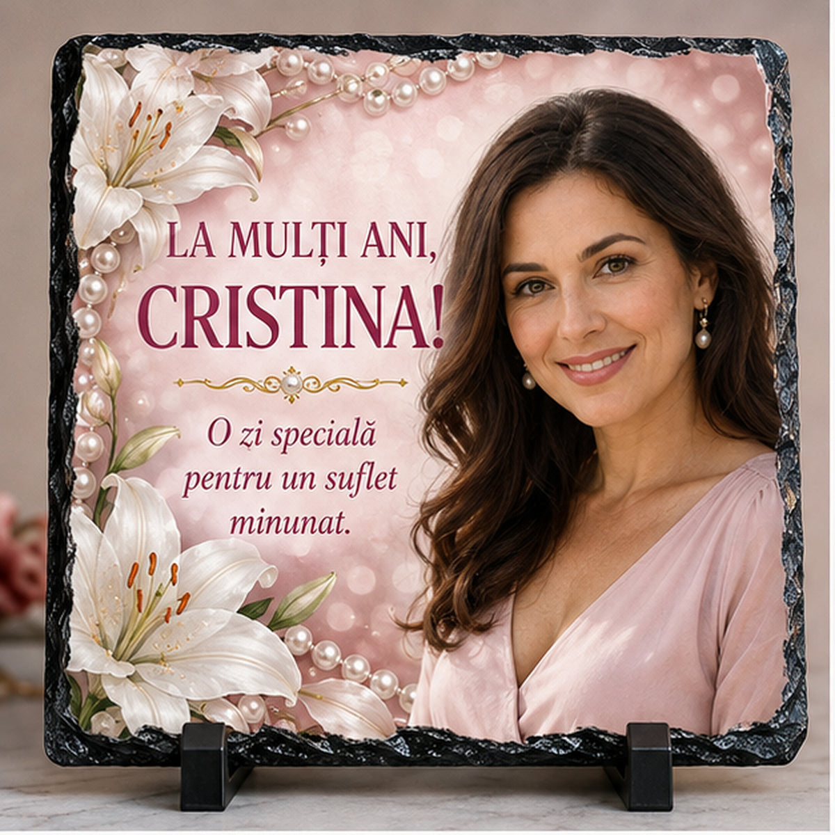 Piatră Ardezie Personalizată Cristina 20x20 cm cu Poză – Cadou Elegant cu Crini și Perle