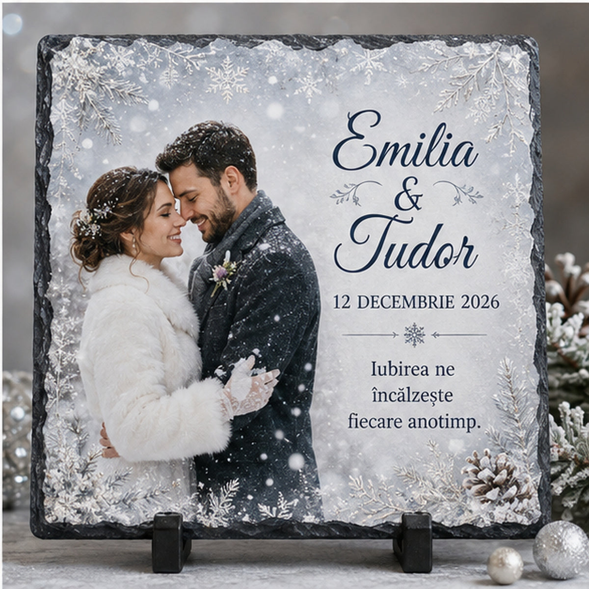 Placă de ardezie personalizată pentru nuntă – 20 × 20 cm, tematică de iarnă cu fotografie, fulgi de zăpadă și mesaj romantic