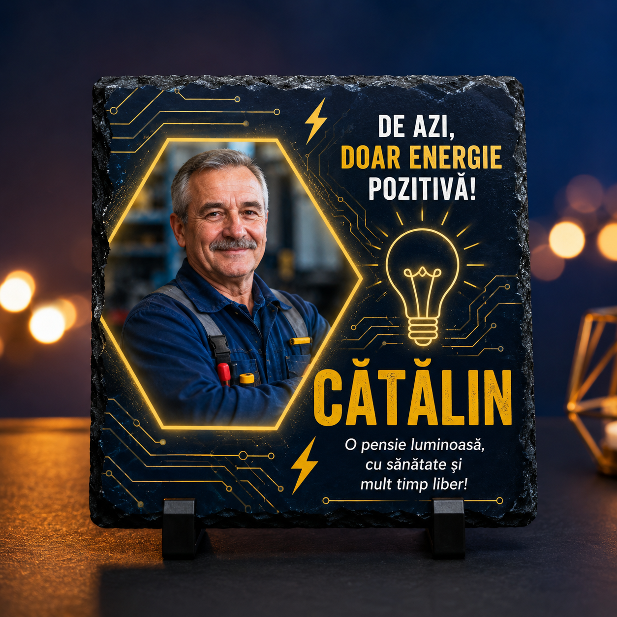 Placă ardezie personalizată 20×20 cm pentru electrician pensionar – Cadou cu fotografie și mesaj