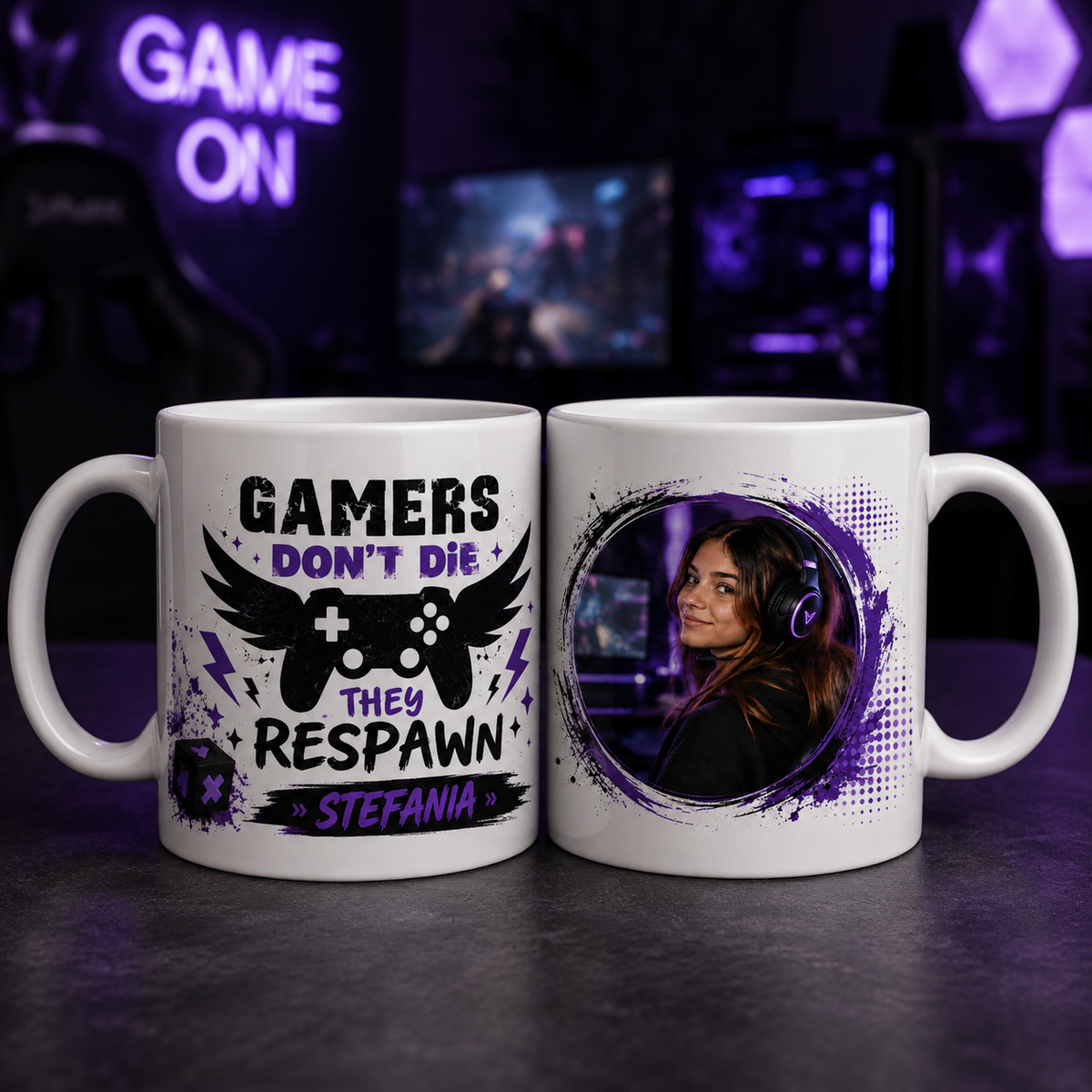 Cană personalizată gamer cu numele Ștefania și fotografie, 330 ml, design mov cu controller, aripi și mesaj despre respawn