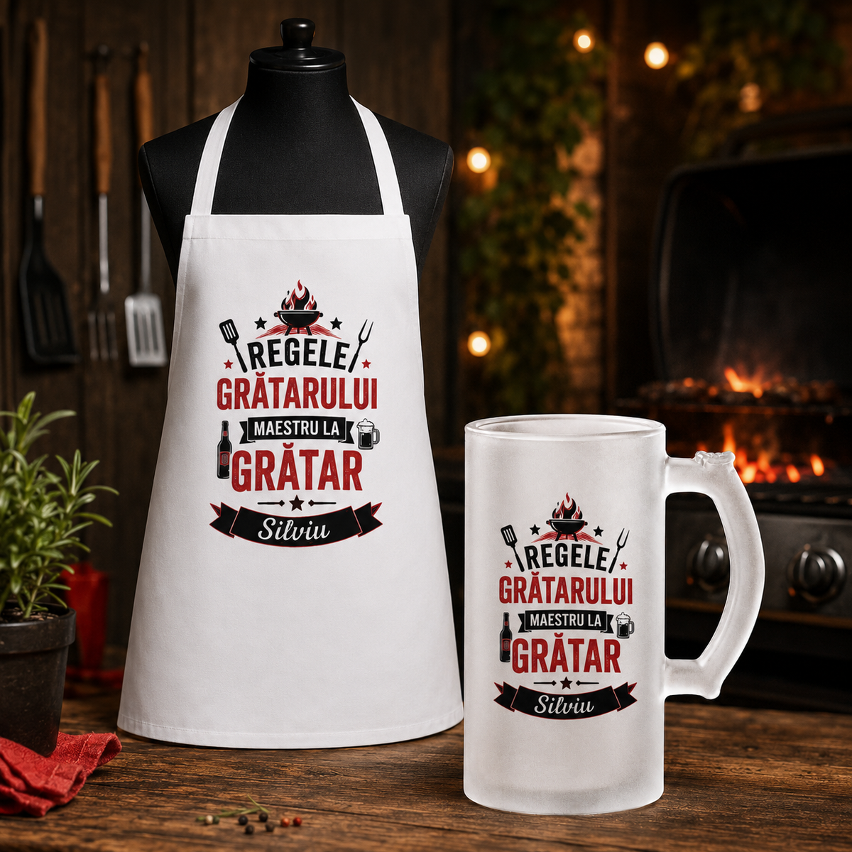Set cadou personalizat Regele Grătarului cu șorț alb fără buzunar și halbă de bere 500 ml cu numele Silviu