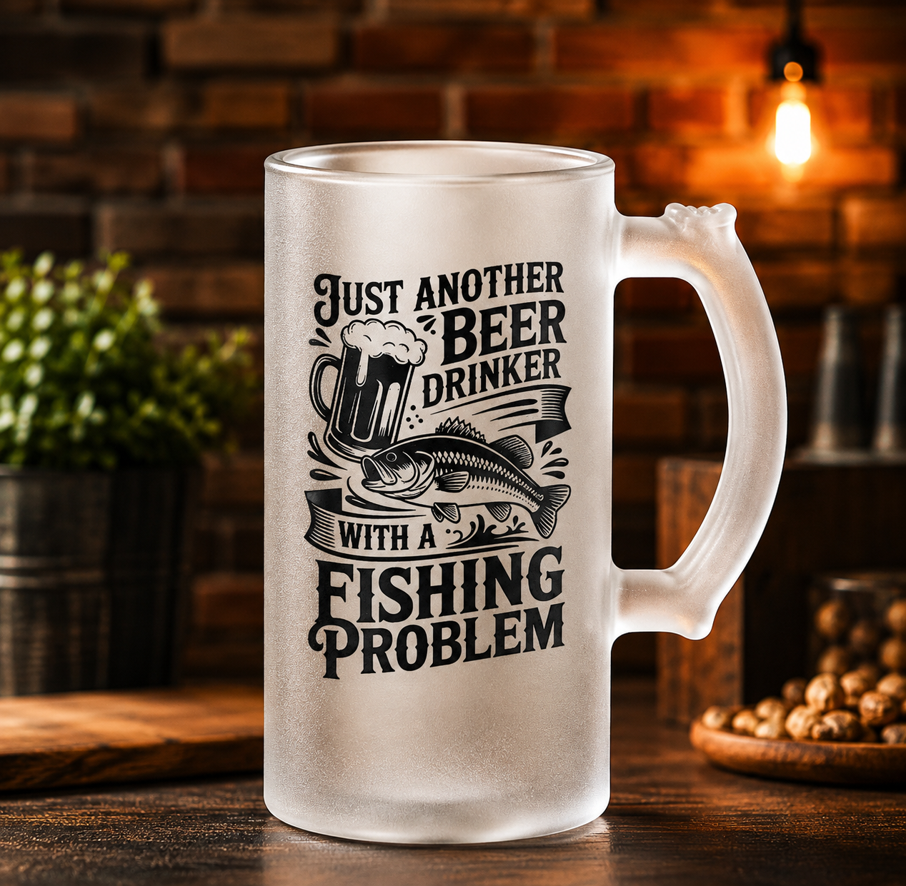 Halbă de bere cu mesaj amuzant pentru pescari – „Just Another Beer Drinker With a Fishing Problem”
