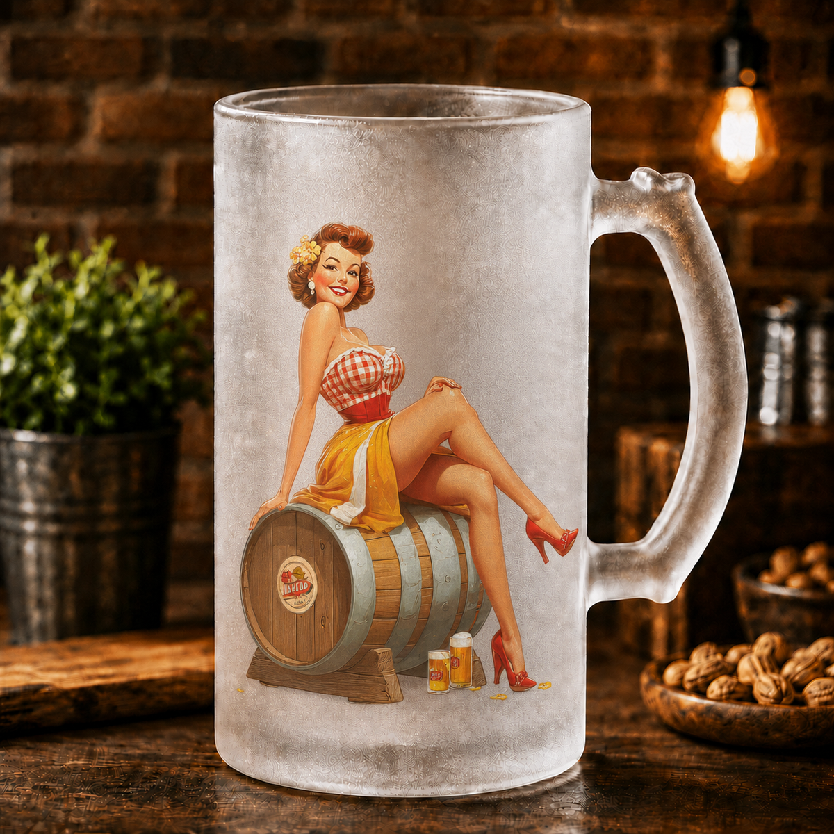 Halbă de bere din sticlă mată cu femeie pin-up pe butoi – 500 ml