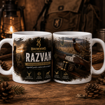 Cană personalizată pentru vânător cu numele Răzvan, 330 ml, design cu fazan, pușcă de vânătoare și peisaj natural
