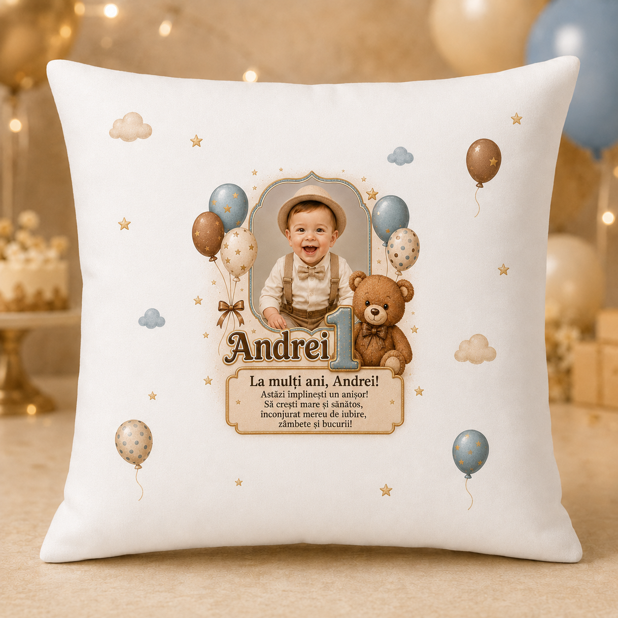 Pernă personalizată 40x40 cm cu fotografie, nume și ursuleț – Cadou aniversar pentru băiețel de 1 an