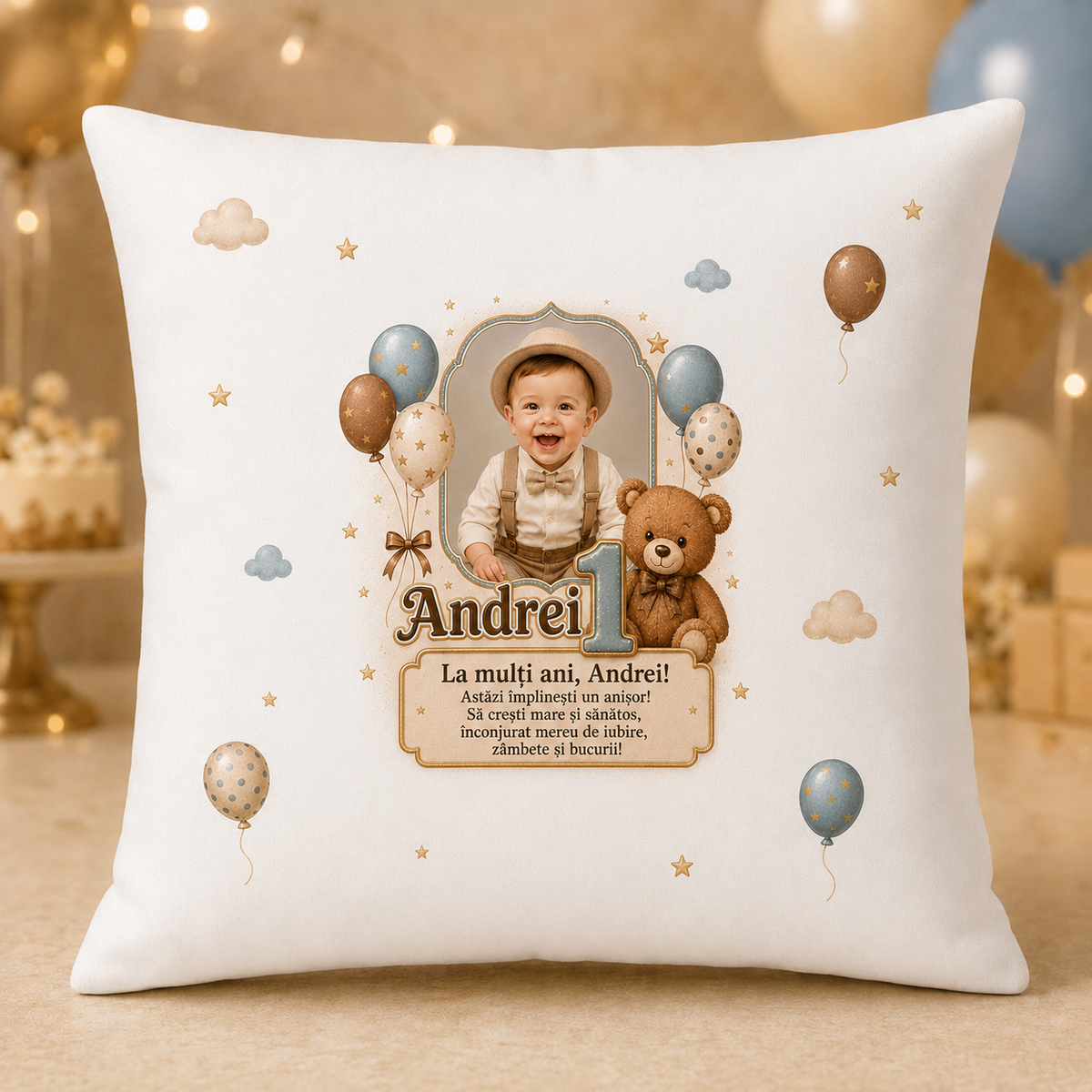 Pernă personalizată 40x40 cm cu fotografie, nume și ursuleț – Cadou aniversar pentru băiețel de 1 an