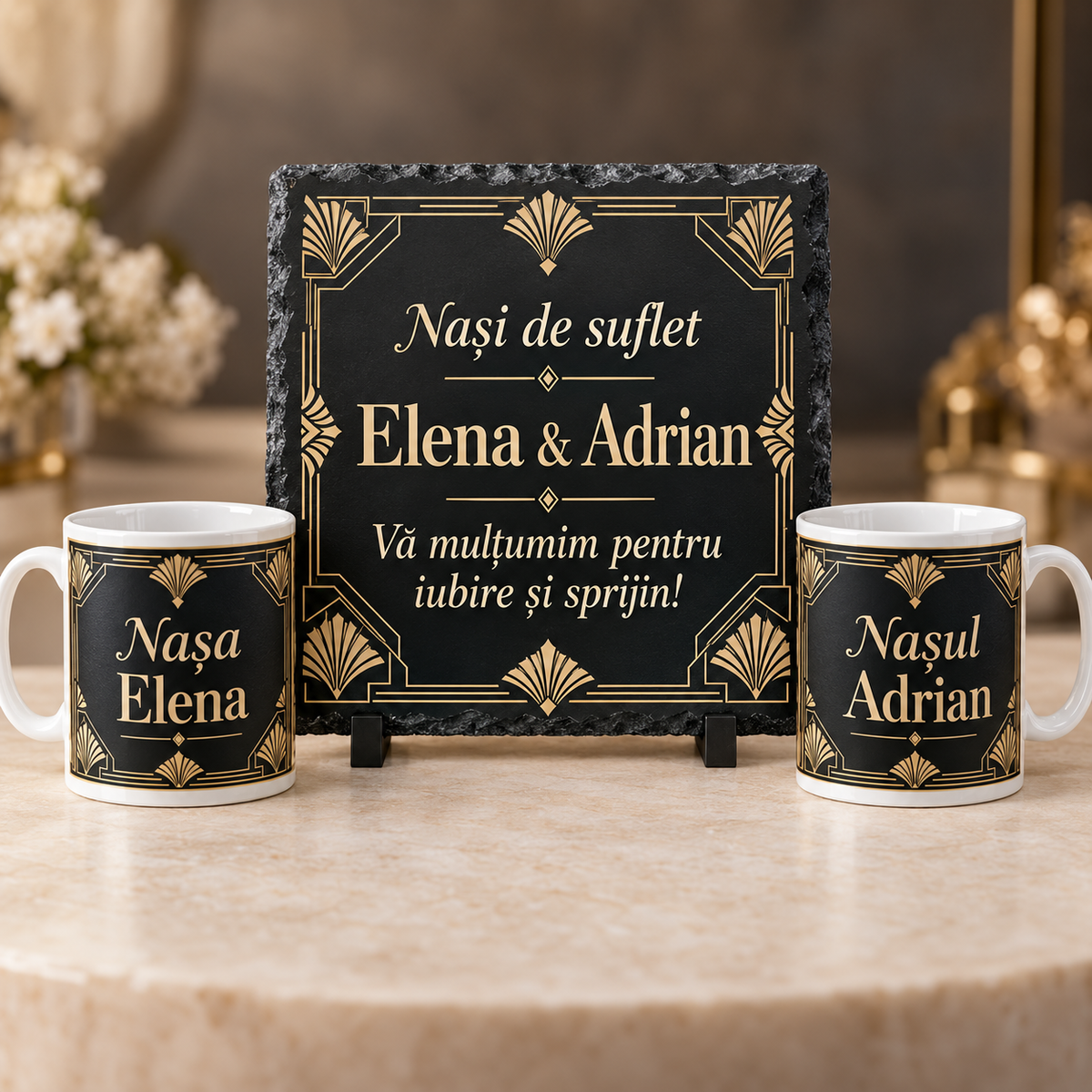 Set Cadou Personalizat pentru Nași – Ardezie 20x20 cm + 2 Căni 330 ml cu Nume | Cadou Elegant pentru Nuntă și Cununie