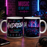 Cană personalizată DJ cu numele Andreea, design neon cu mixer, căști și scenă de festival, ceramică albă de 330 ml