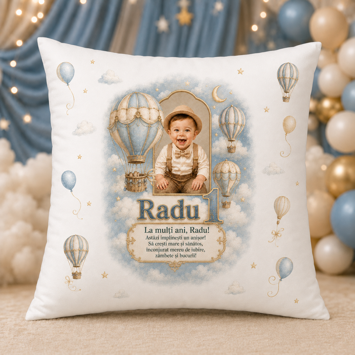 Pernă personalizată 40x40 cm cu fotografie, nume și baloane cu aer cald – Cadou aniversar pentru băiețel de 1 an