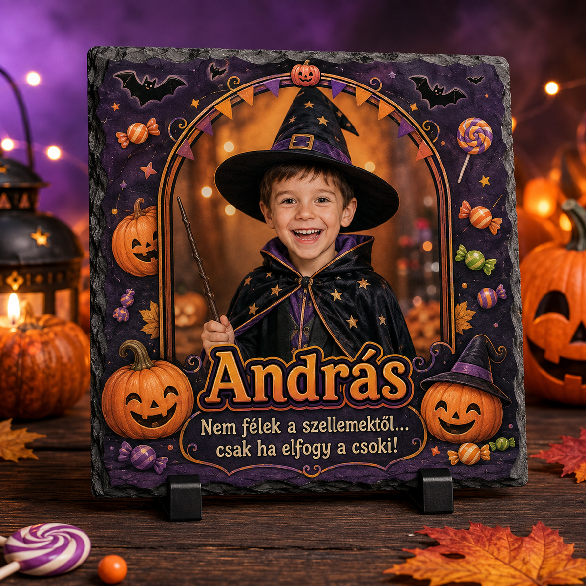 Placă ardezie personalizată Halloween 20x20 cm cu fotografie și nume – Cadou pentru copii cu vrăjitor, dovleci și mesaj în maghiară