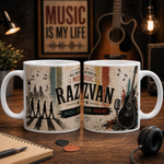 Cană personalizată cu chitară și numele Răzvan, 330 ml, design retro cu microfon, formație și note muzicale