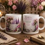 Cană aniversară cu trandafiri și mesaj La mulți ani, 330 ml, design romantic cu lavandă, margarete, gard și poartă albă