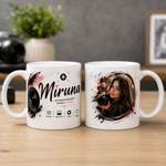 : Cană personalizată pentru fotograf de 330 ml, cu numele Miruna, portret, aparat foto și design roz-negru