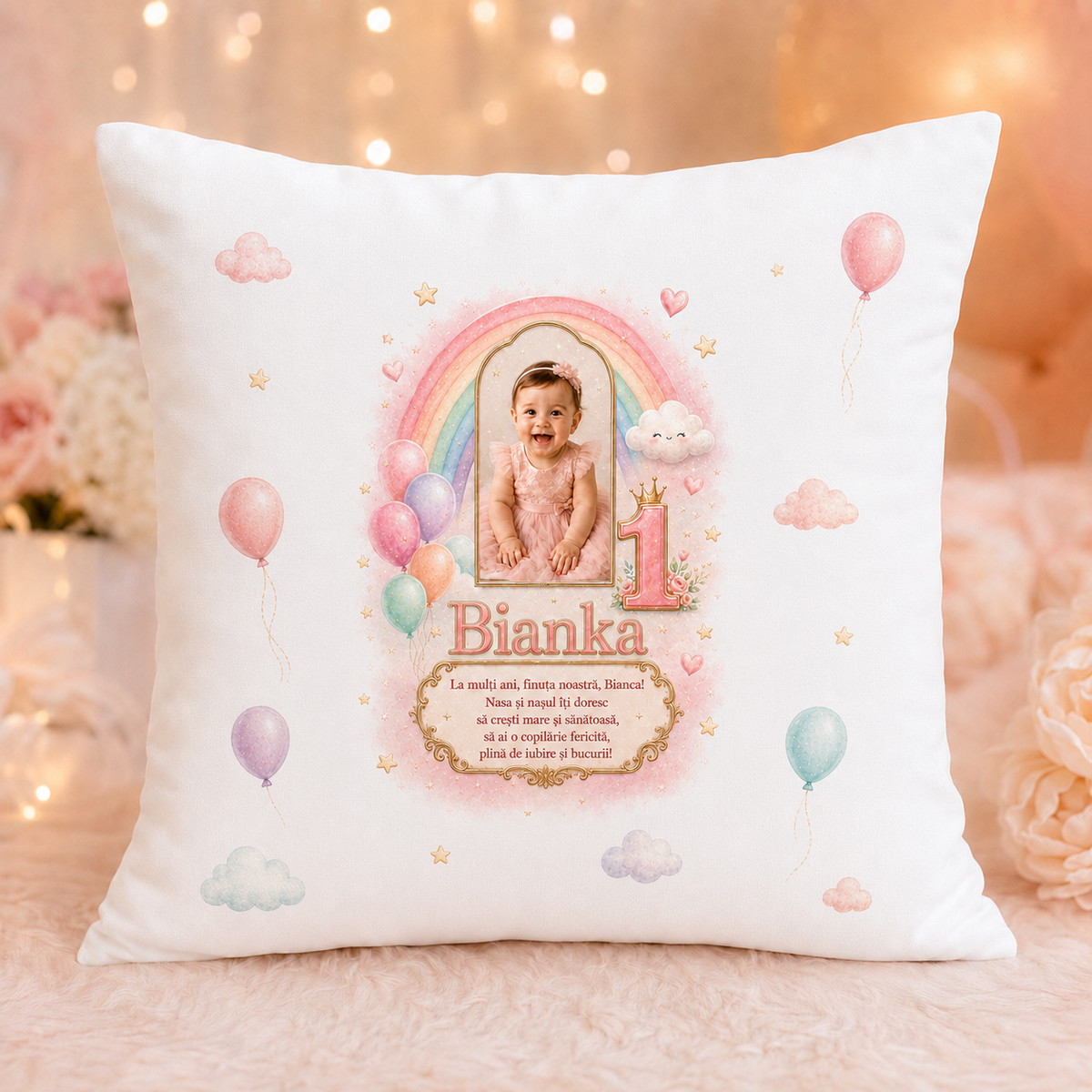Pernă personalizată 40x40 cm cu fotografie, nume și curcubeu – Cadou aniversar pentru fetiță de 1 an