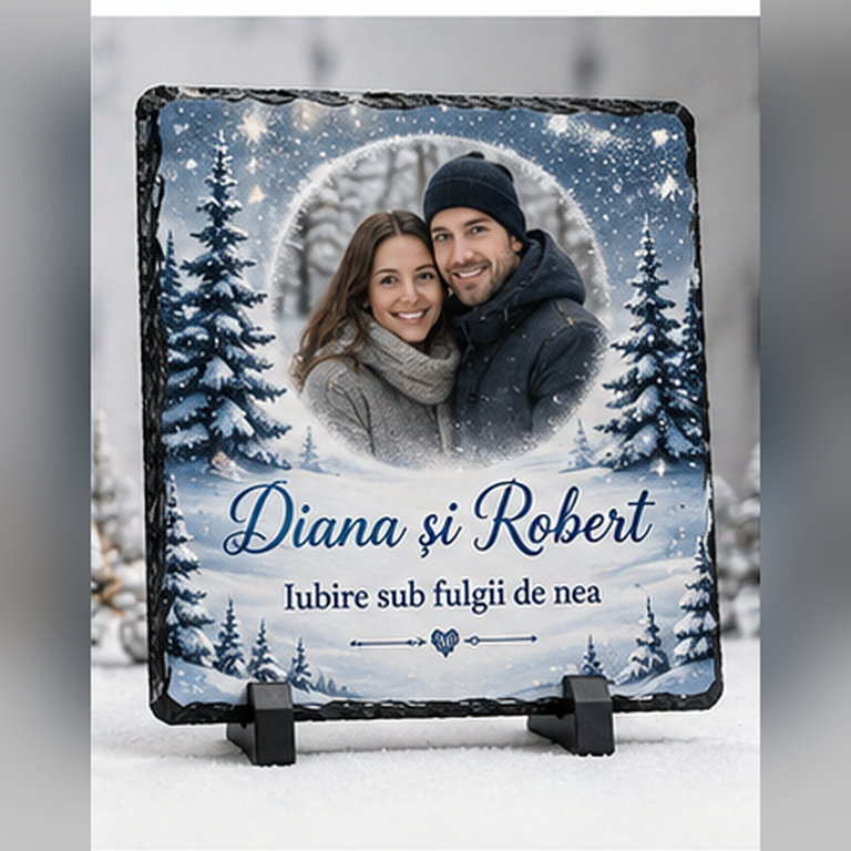 Piatră Ardezie Personalizată de Crăciun 20x20 cm cu Poză pentru Cuplu – „Iubire sub fulgii de nea”