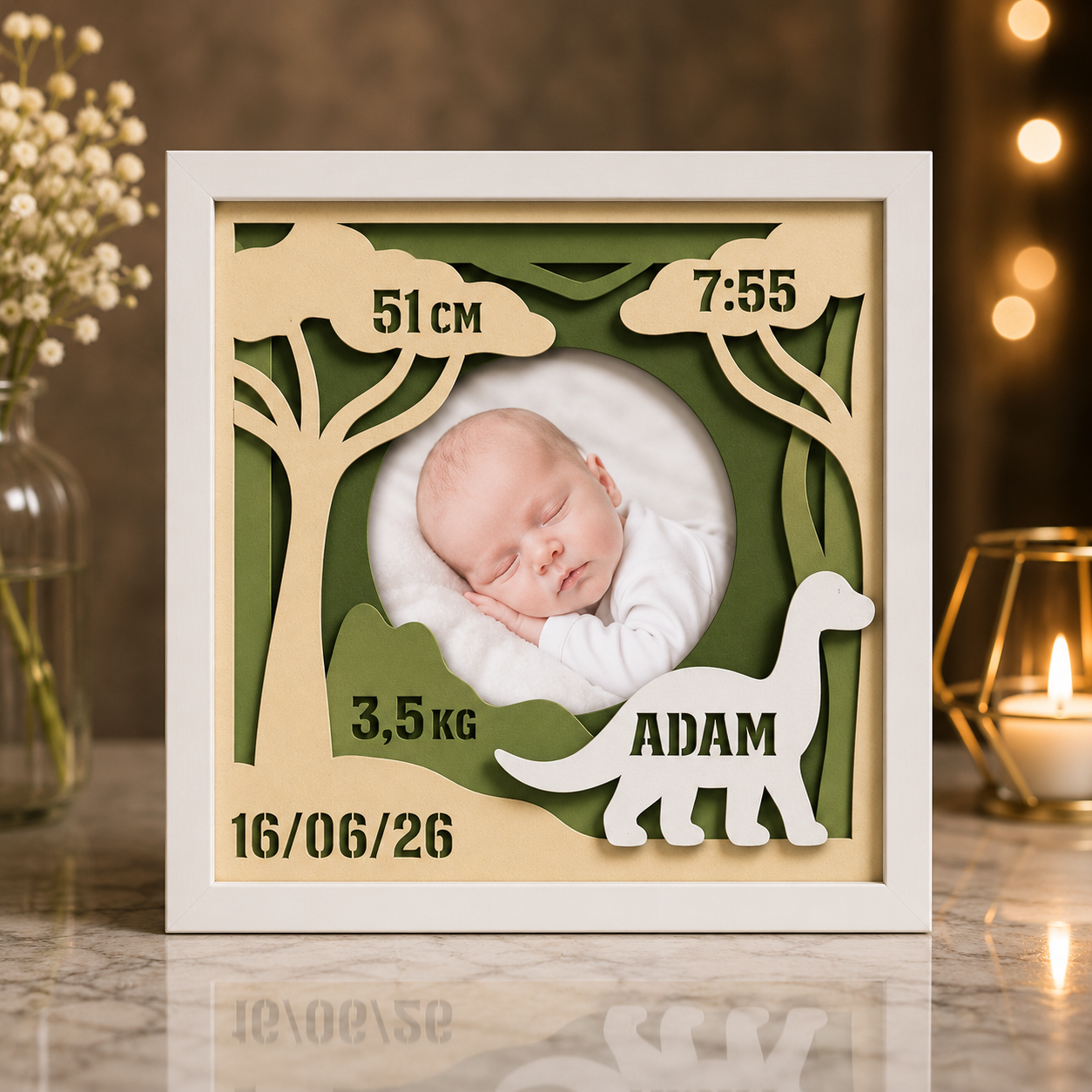 Ramă Foto Personalizată Dinozaur pentru Bebeluși 20×20 cm – Cu Poză, Nume și Datele Nașterii