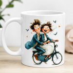 Cană personalizată pentru cupluri – Design comic cu nume personalizabile (330 ml)