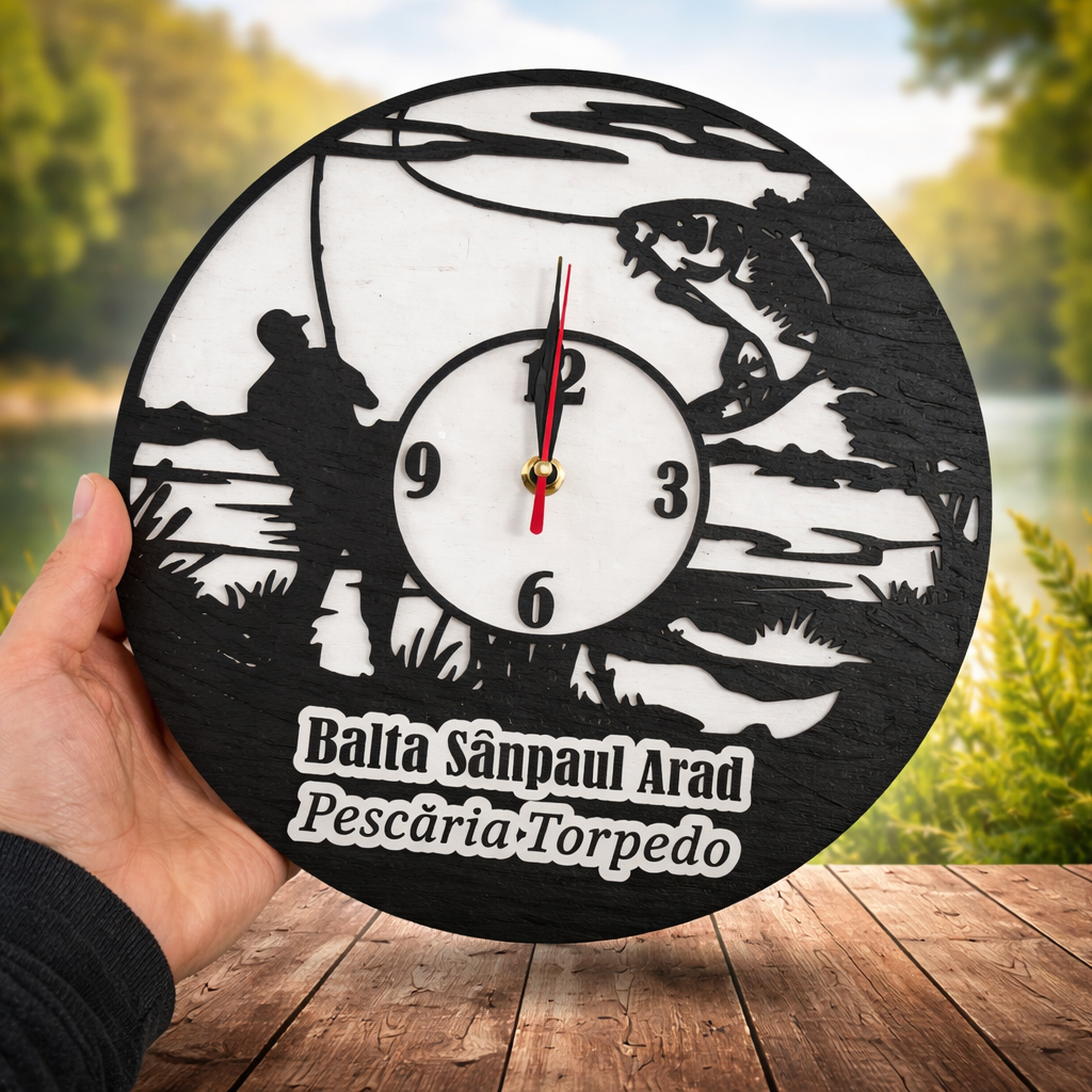 Ceas de perete personalizat din lemn – tematică pescuit, 30 cm