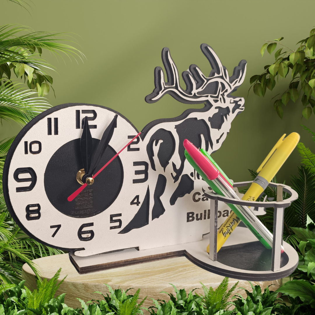 Organizator birou personalizat cu ceas și suport pixuri – design cerb elegant