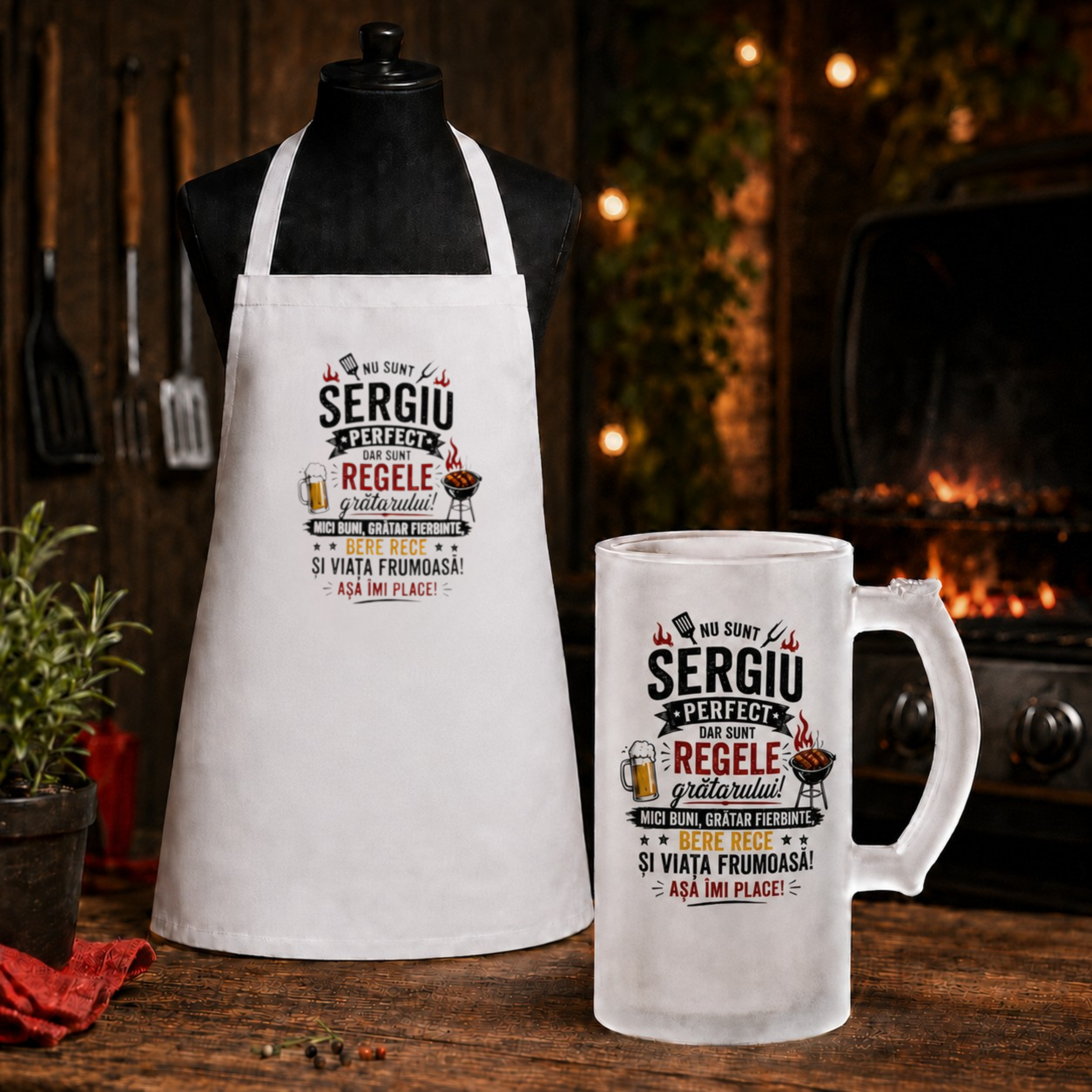 Set cadou personalizat Regele Grătarului cu șorț alb și halbă de bere 500 ml cu numele Sergiu