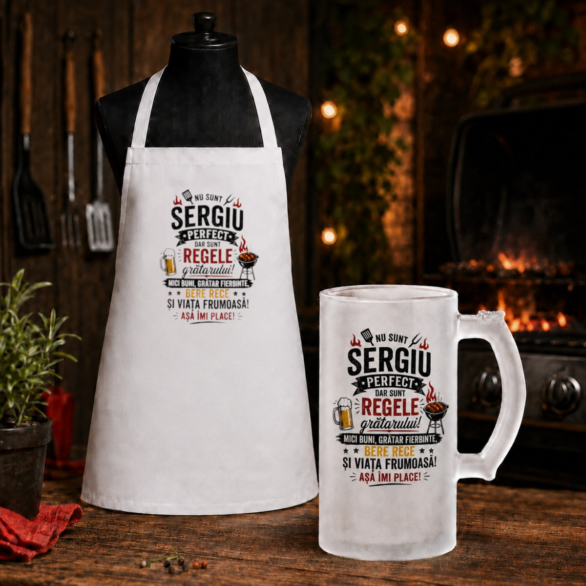 Set cadou personalizat Regele Grătarului cu șorț alb și halbă de bere 500 ml cu numele Sergiu
