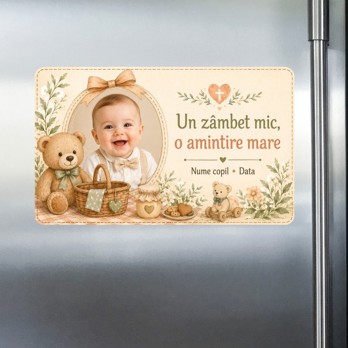 Mărturie de botez băiețel – Magnet de frigider personalizat 9 × 5,5 cm cu ursuleț și tematică rustică