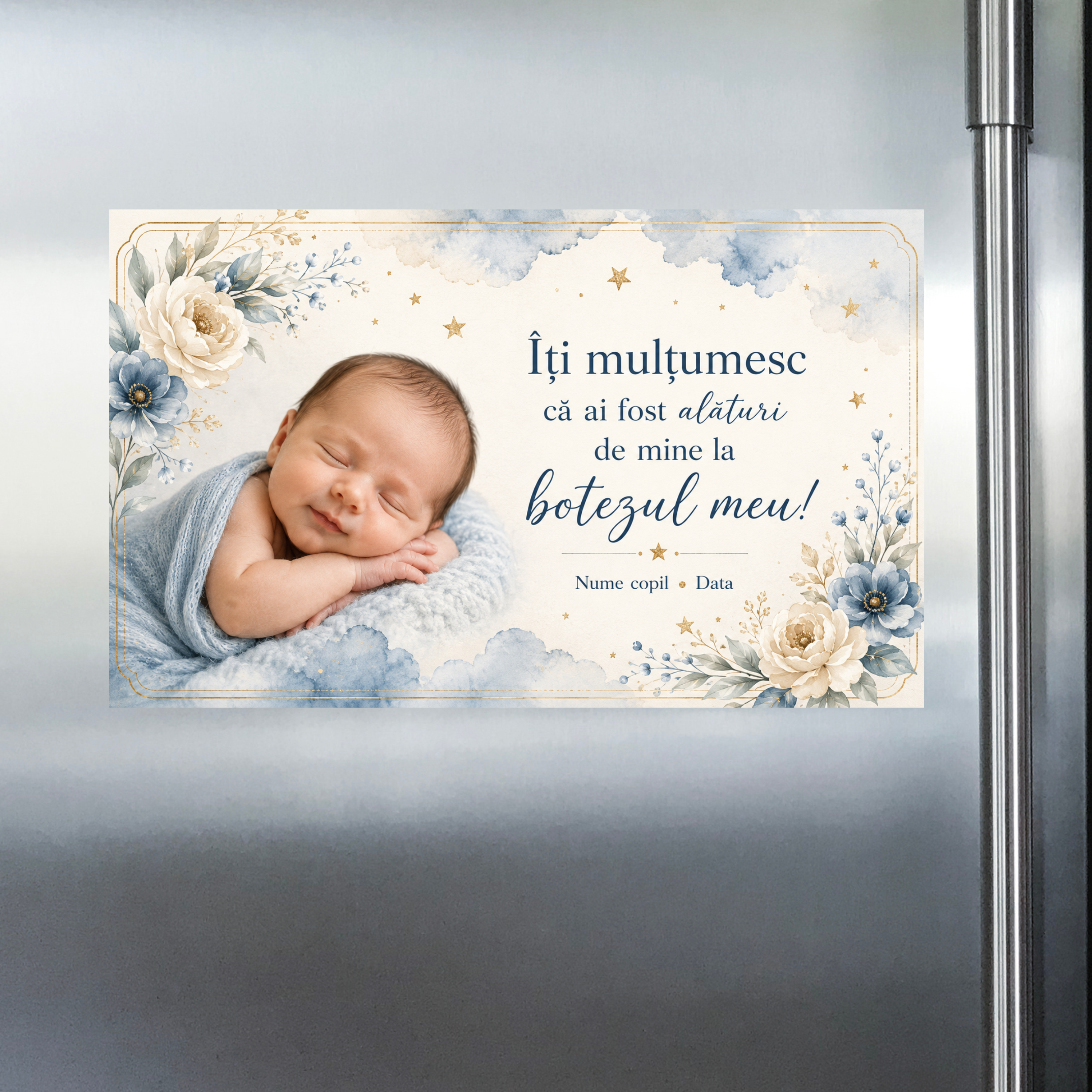 Mărturie de botez personalizată – Magnet de frigider 9 × 5,5 cm cu fotografie, flori albastre și mesaj de mulțumire