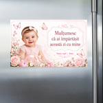 Mărturie de botez fetiță – Magnet de frigider personalizat 9 × 5,5 cm cu fotografie, flori roz și fluturași