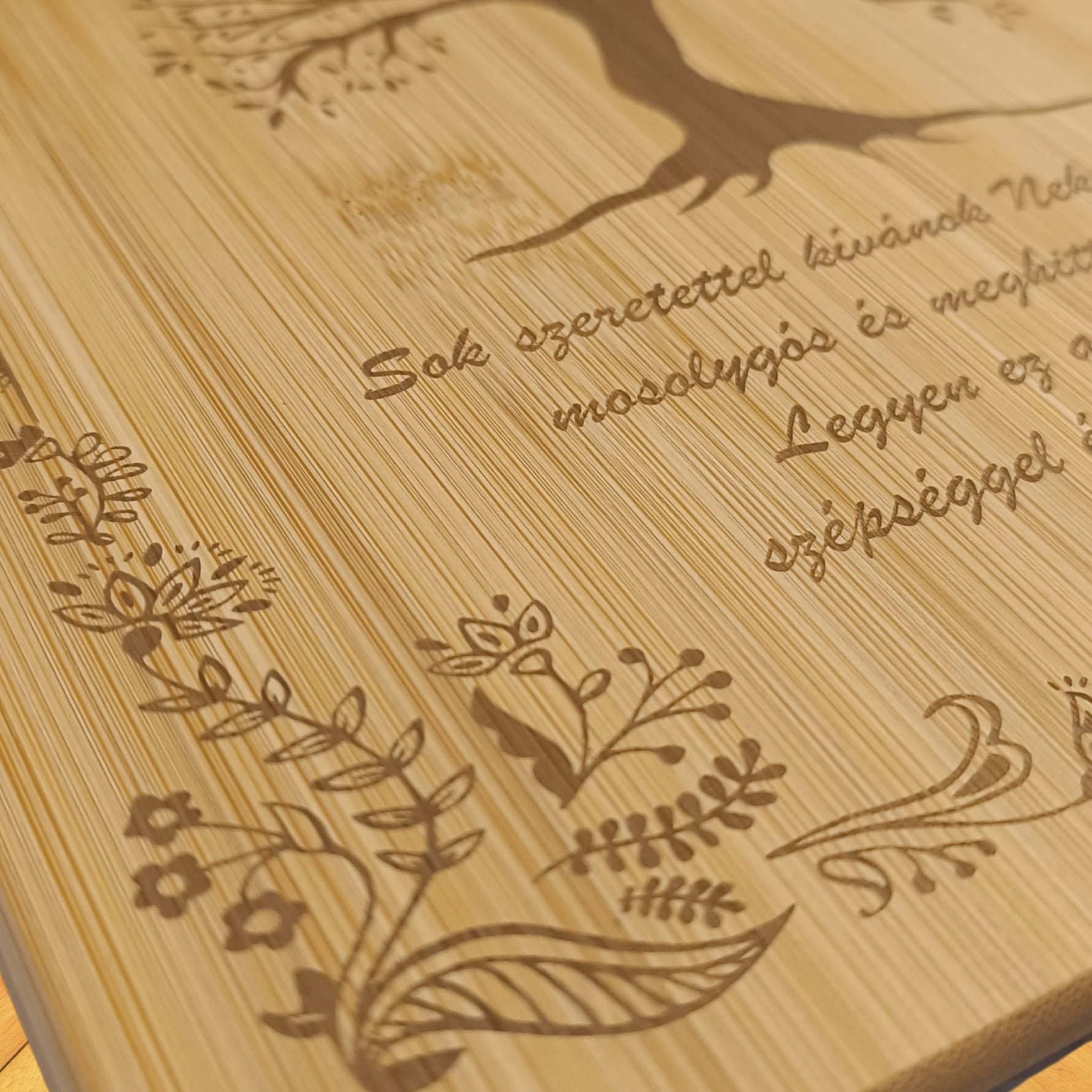 Tocător din bambus gravat – cadoul perfect personalizat pentru orice ocazie
