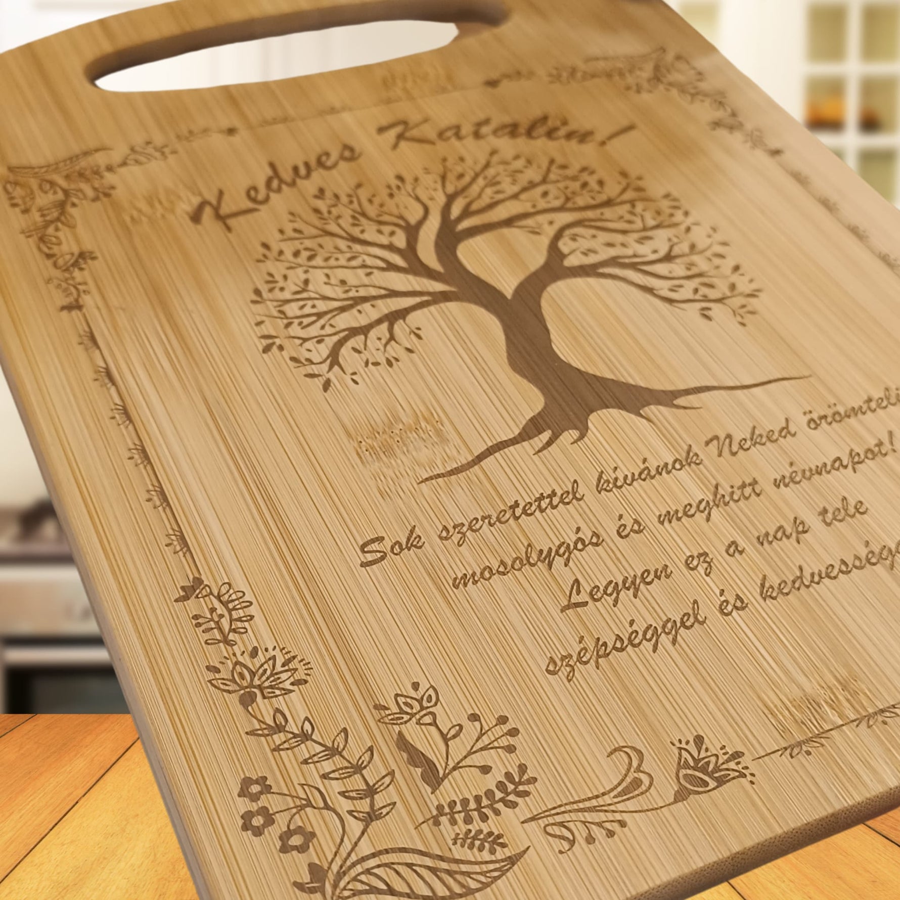 Tocător din bambus gravat – cadoul perfect personalizat pentru orice ocazie