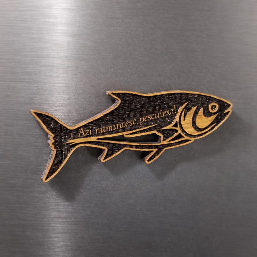 Magnet Frigider din Lemn „Azi nu muncesc, pescuiesc!” – Cadou Amuzant pentru Pasionați de Pescuit