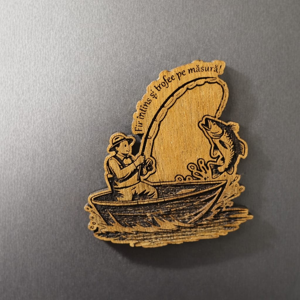 Magnet Frigider din Lemn „Fir întins și trofee pe măsură!” – Cadou Perfect pentru Pescari