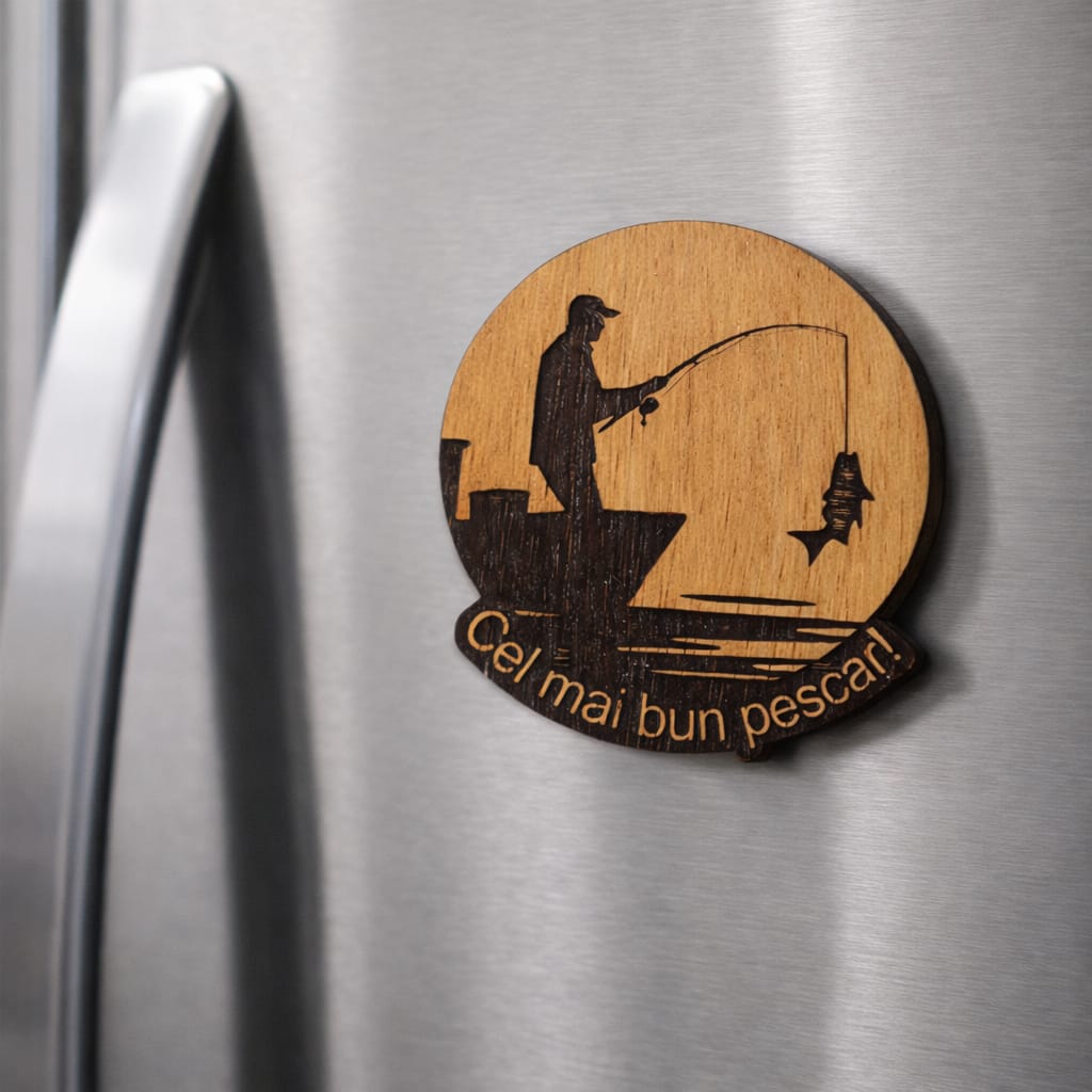 Magnet Frigider din Lemn „Cel mai bun pescar” – Cadou Original pentru Pasionați de Pescuit