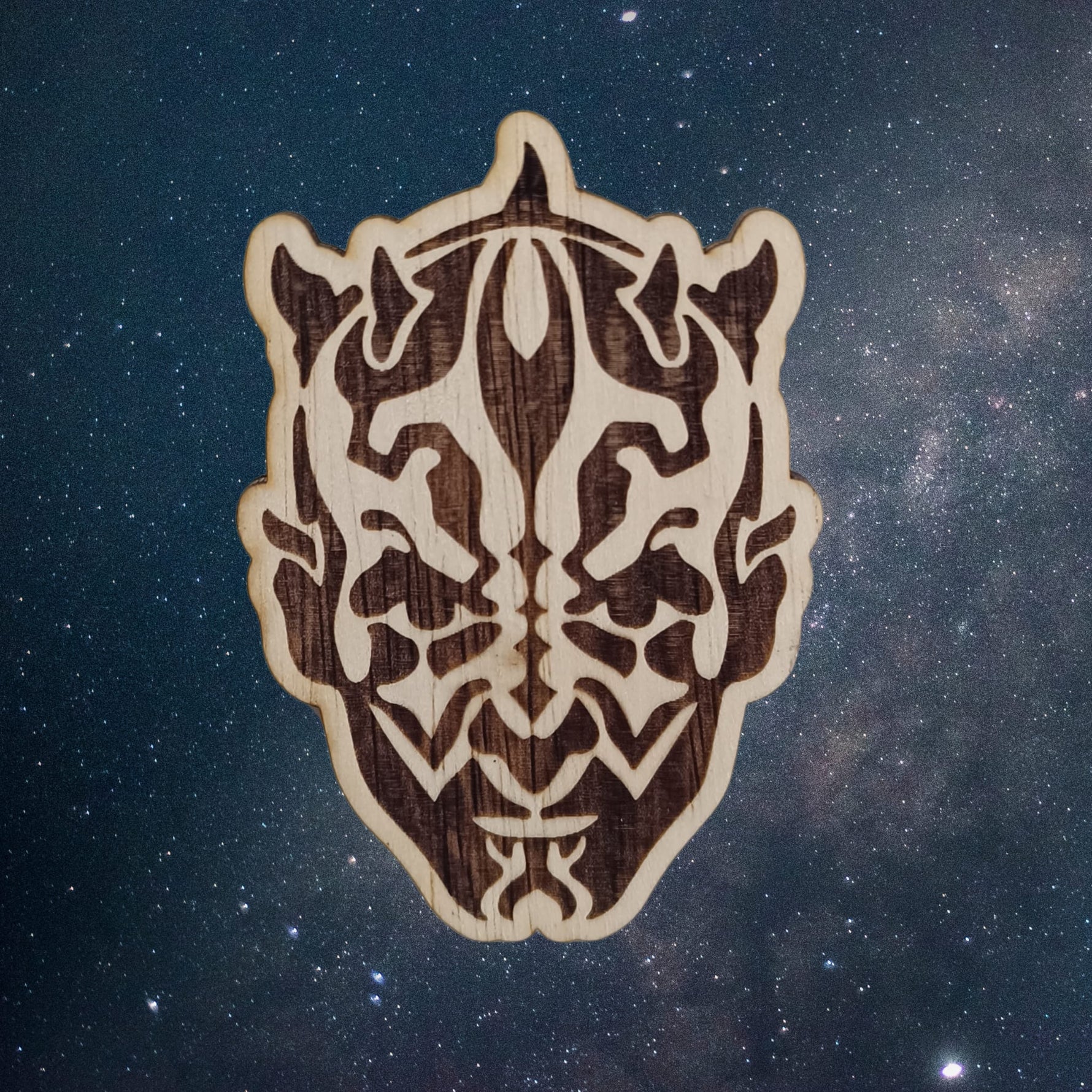 Magnet de frigider din lemn – Mască galactică | Design SF intens