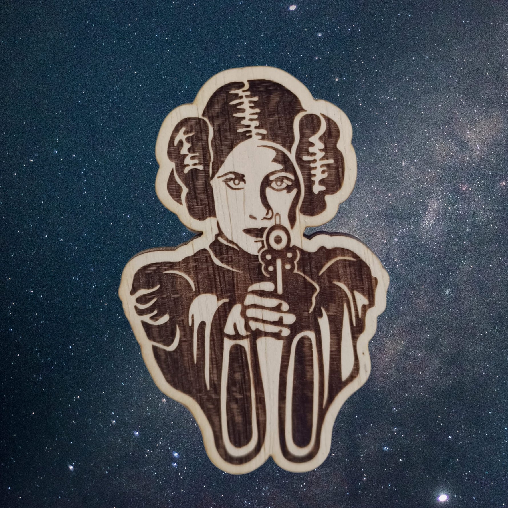Magnet de frigider din lemn – Prințesa galactică | Design SF elegant