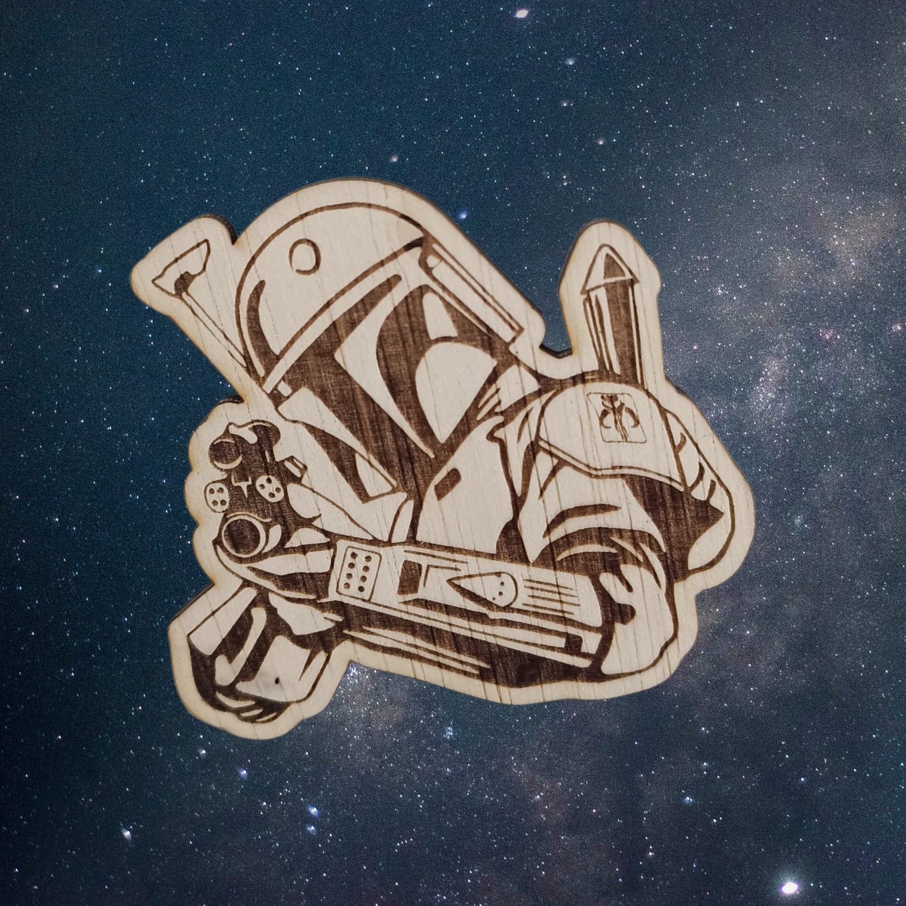 Magnet de frigider din lemn – Vânător galactic | Design SF premium