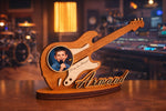 Trofeu personalizat din lemn cu poză și text – model chitară (25x16 cm)