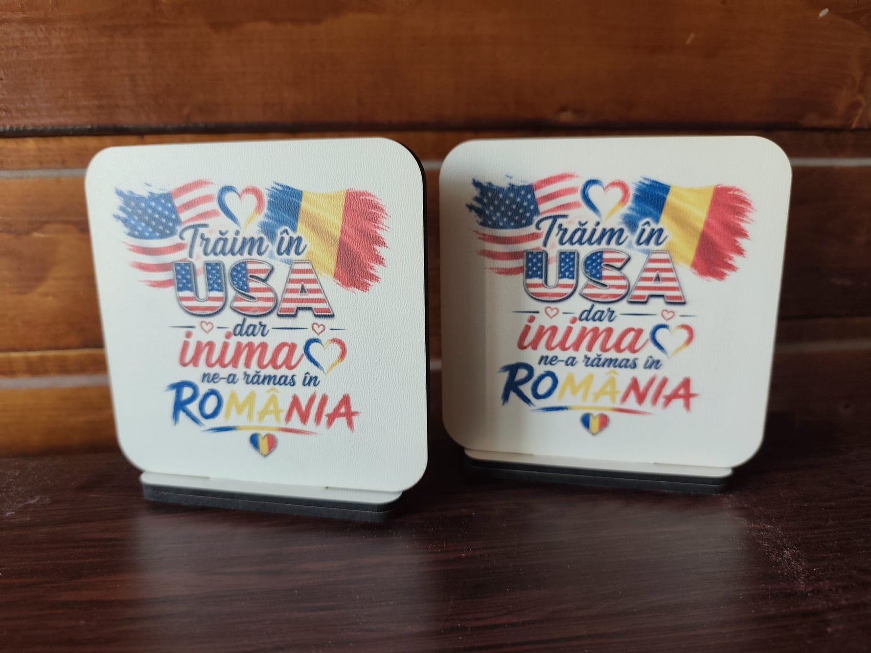 Plachetă cu suport 10 × 10 cm – „Trăim în USA, dar inima ne-a rămas în România”